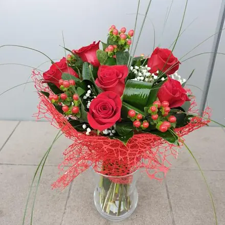 Buchet trandafiri și hypericum