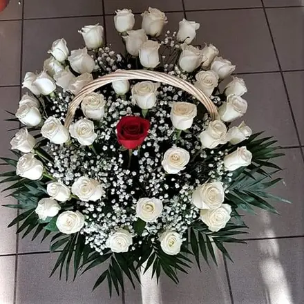 Coș 45 trandafiri albi