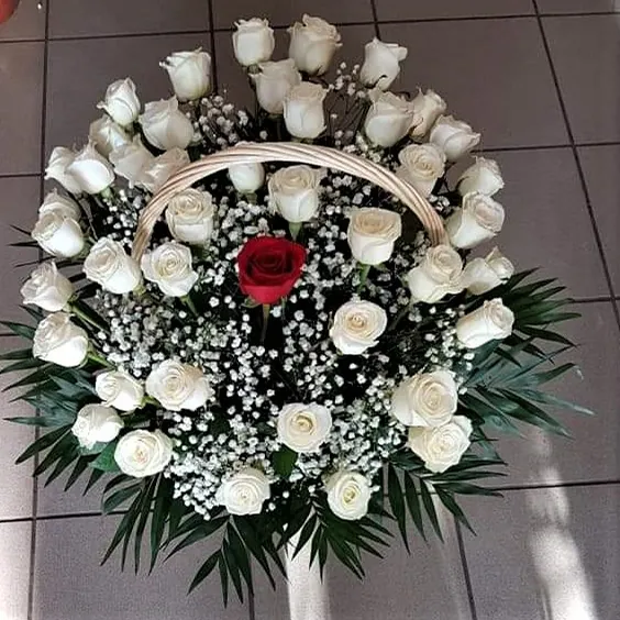 Coș 45 trandafiri albi